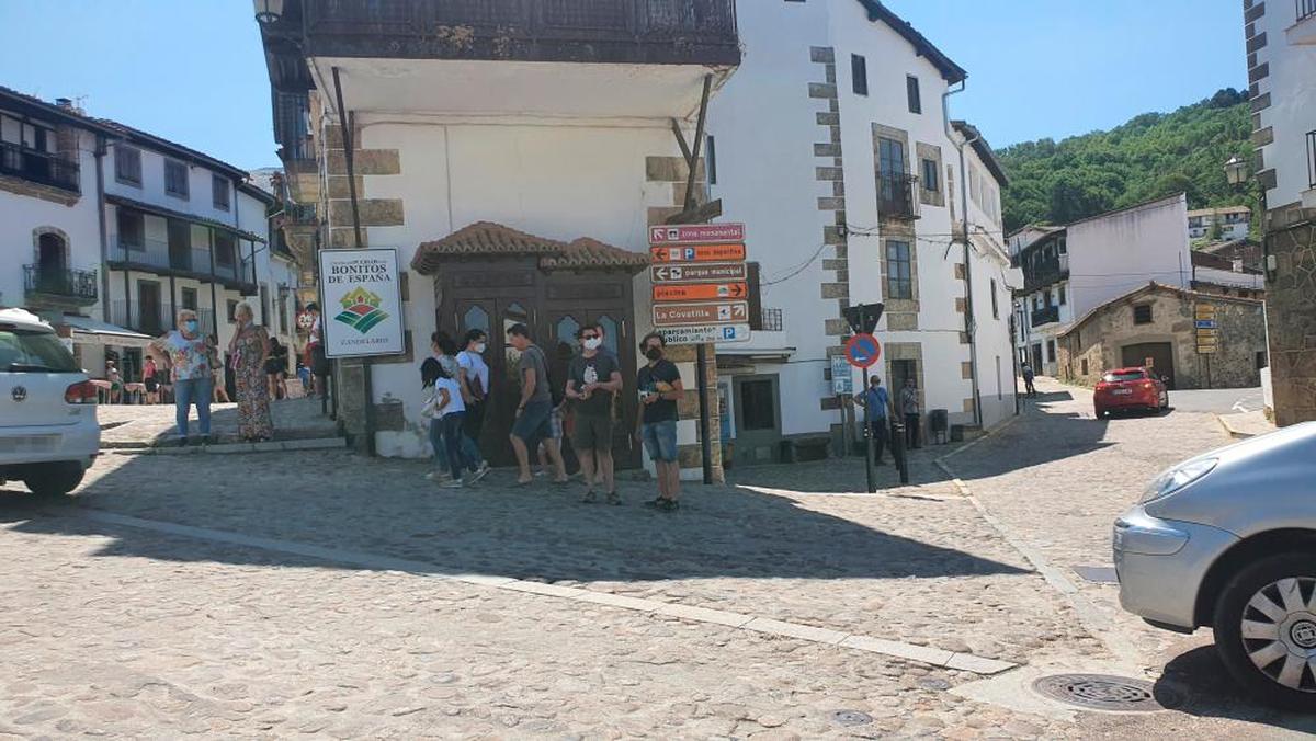 Público paseando por las calles de Candelario durante el pasado fin de semana.