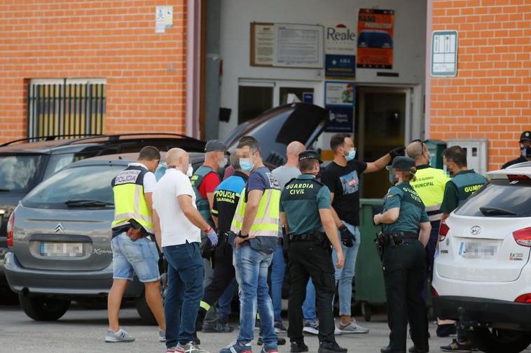 Agentes de Guardia Civil, Policía Local y Policía Nacional en el lugar.