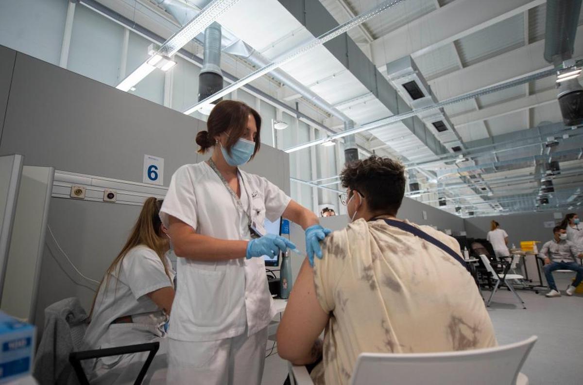 Un joven recibe la primera dosis en el Zendal de Madrid