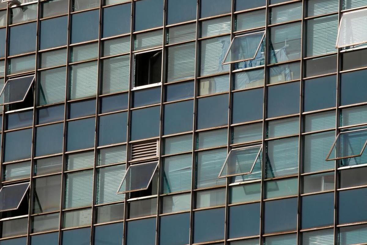 Ventanas abiertas en el Virgen de la Vega en una calurosa tarde de estos días