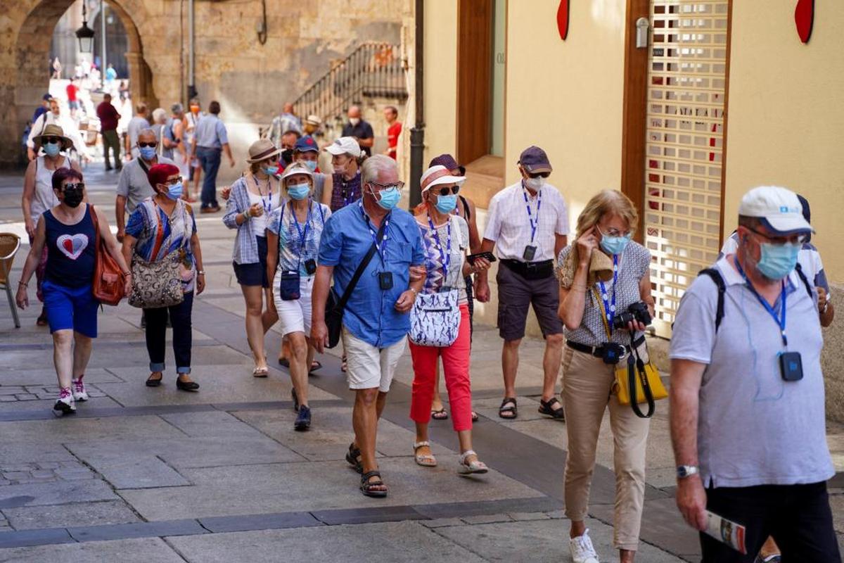 Un grupo de viajeros visitando en la mañana de ayer el casco histórico de Salamanca.