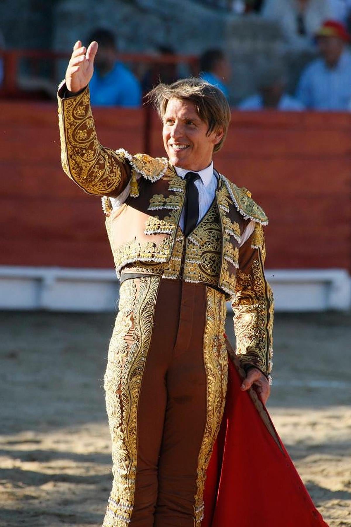 El Cordobés saluda muleta en mano.