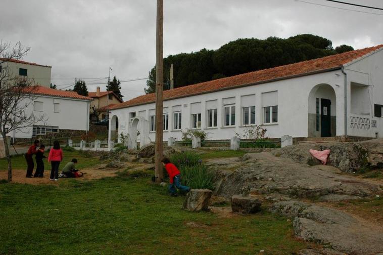 Unos niños juegan en el patio de las escuelas de Sequeros.