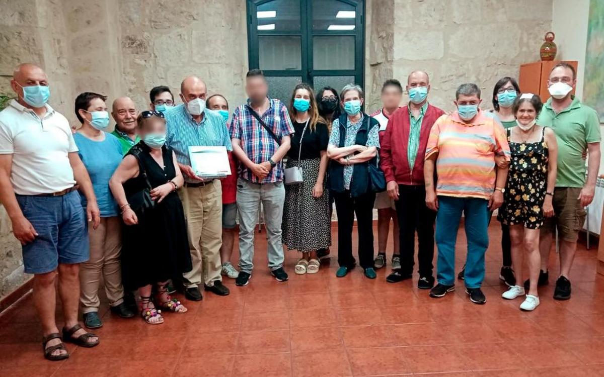 Acto de entrega de la placa de Cáritas a los Sagrados Corazones.