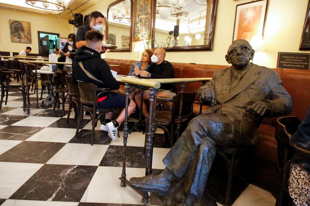 Estatua de Torrente Ballester en su café preferido.