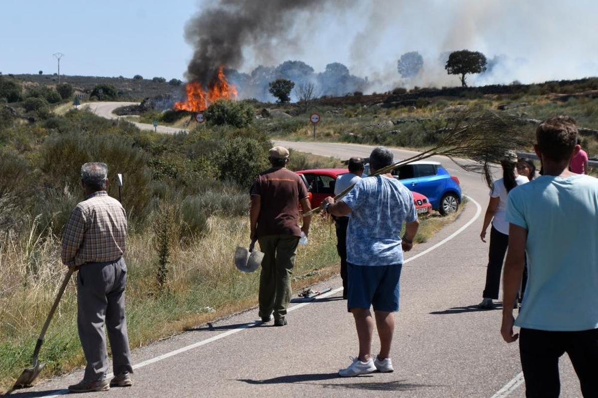 Vecinos de los dos pueblos afectados siguiendo el martes el avance de las llamas.