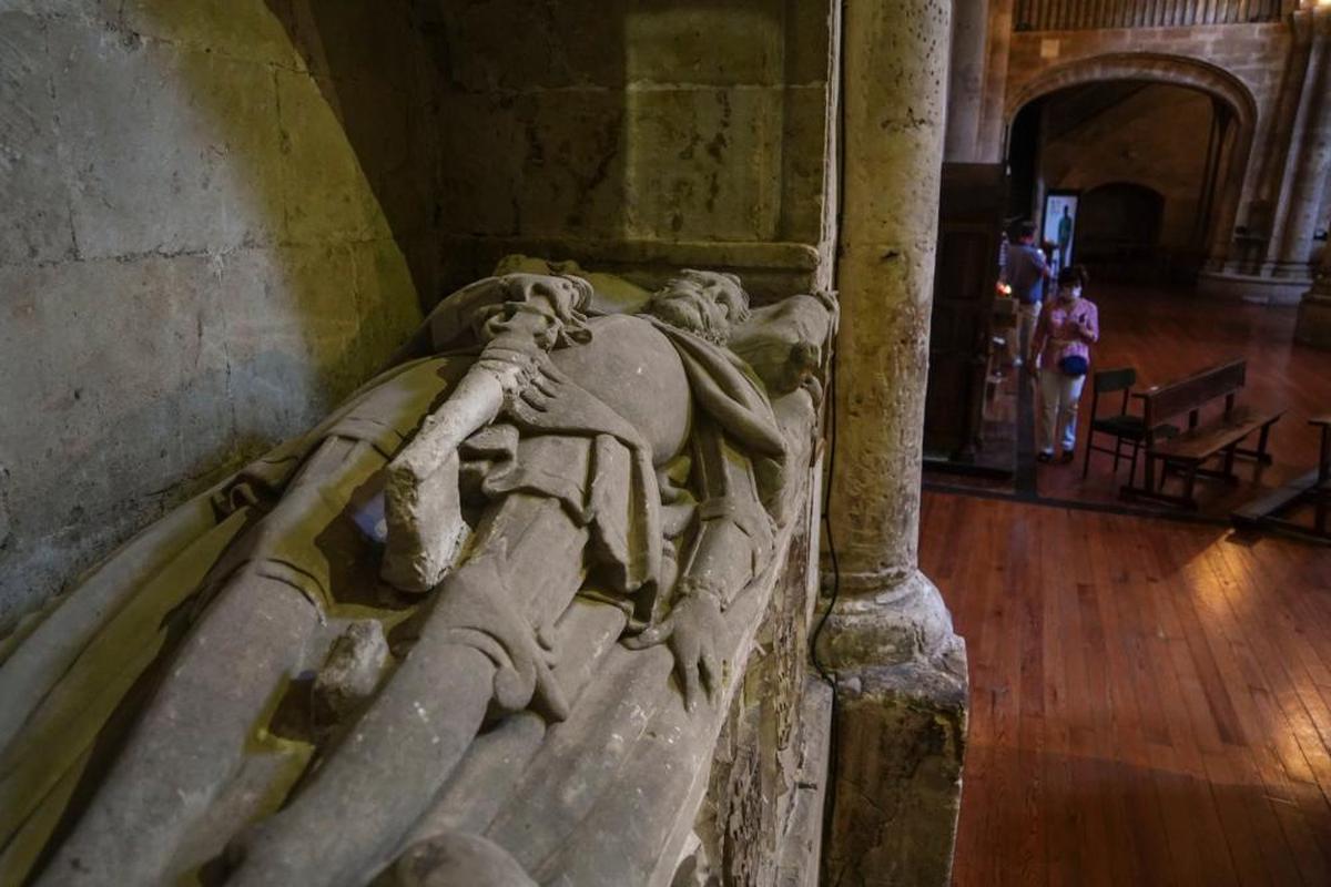 Los sepulcros insertos en los muros de San Martín de Tours también tienen interés.