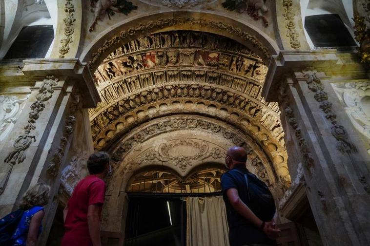 La portada románica, en el interior de la iglesia, conserva la mayor parte de su policromía.