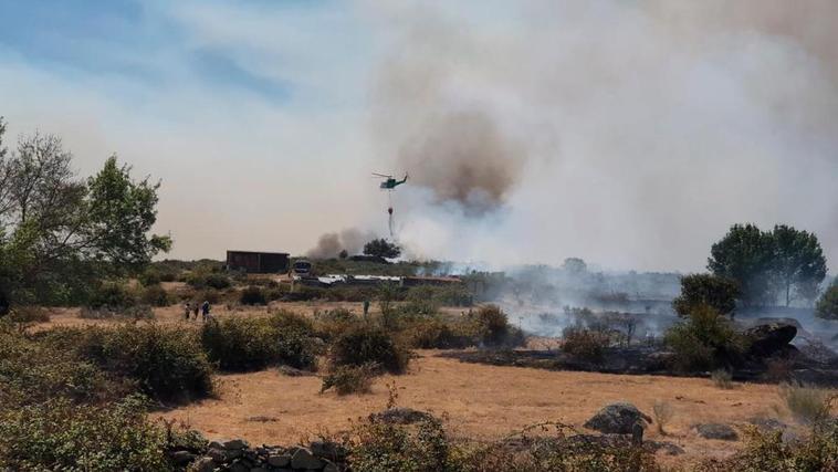 Medios aéreos trabajando en la zona del incendio.