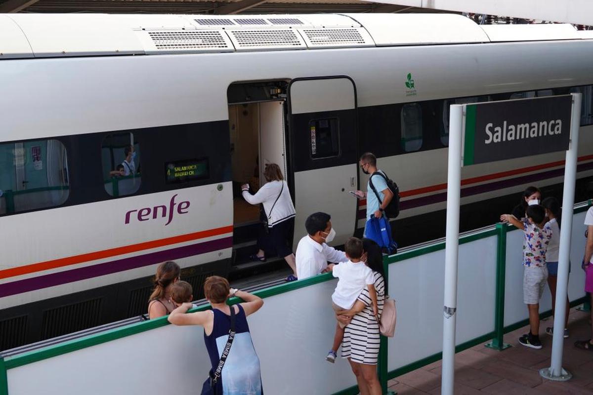 Salida de un Alvia a Madrid en la estación de Salamanca.