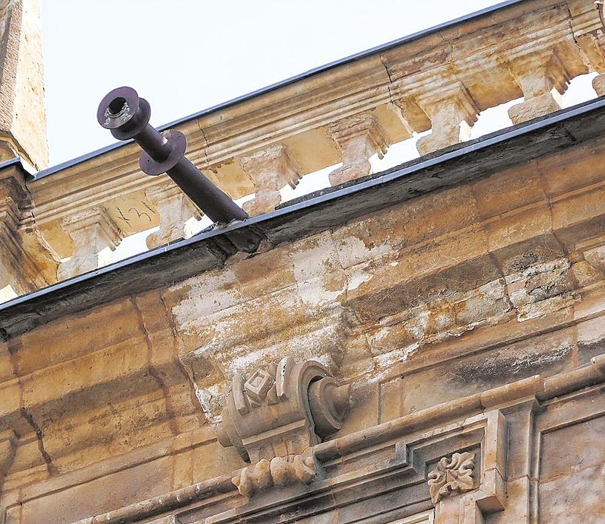 Eflorescencia salina junto a uno de los canalones del pabellón de San Martín. | LAYA