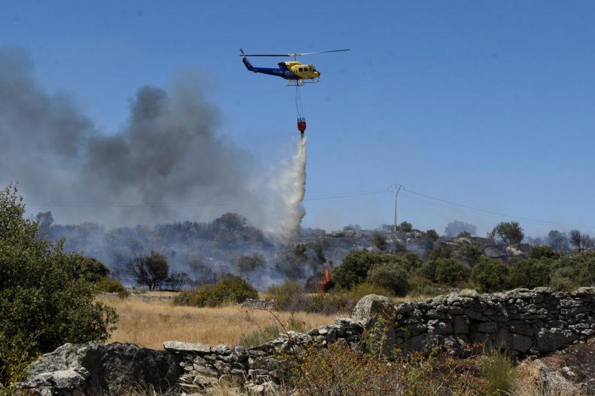 Un helicóptero participa en la extinción del incendio de San Felices.