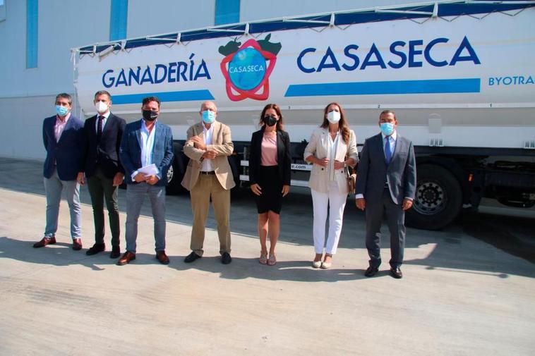 Francisco Igea y Ana Carlota Amigo (centro), durante la visita a Casaseca.