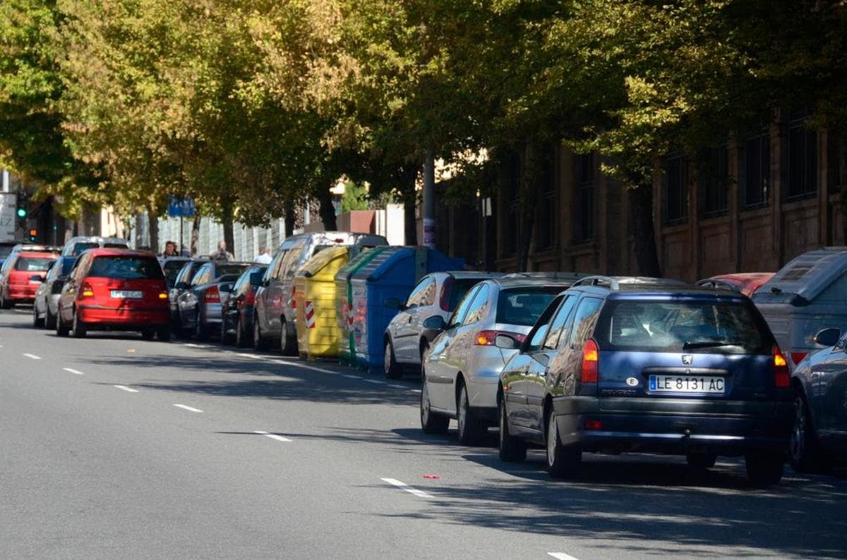 Vehículos en doble fila en una avenida de la ciudad.