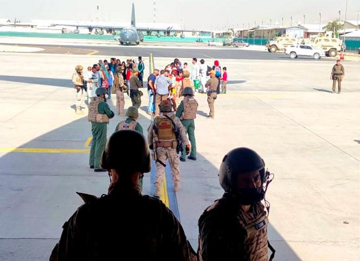 Los militares españoles en el aeropuerto de la capital afgana.