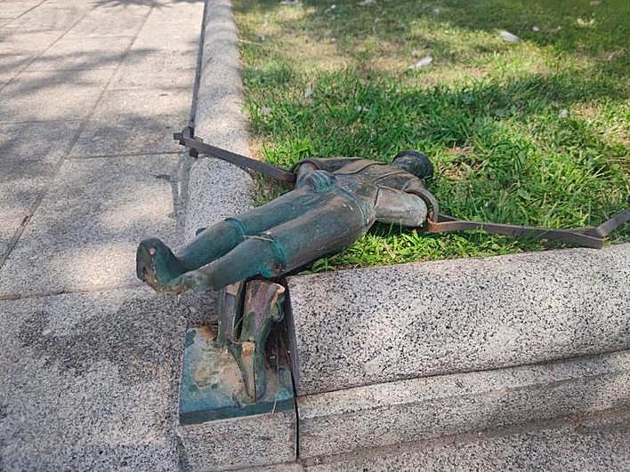 Figura rota en la plaza de Agustín Martínez Soler.