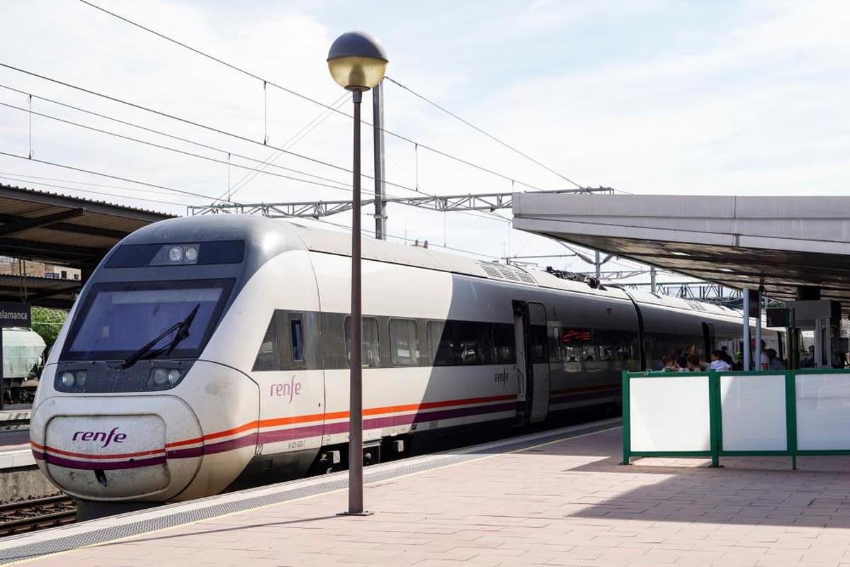 Un tren Alvia en la estación de tren de Salamanca.