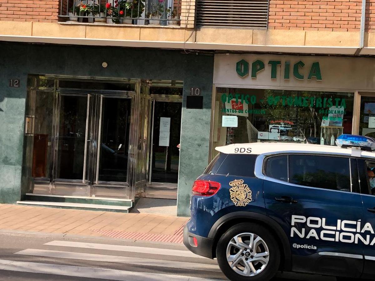 Un vehículo de la Policía Nacional pasa por delante del portal número 10 de la calle Isaac Peral.