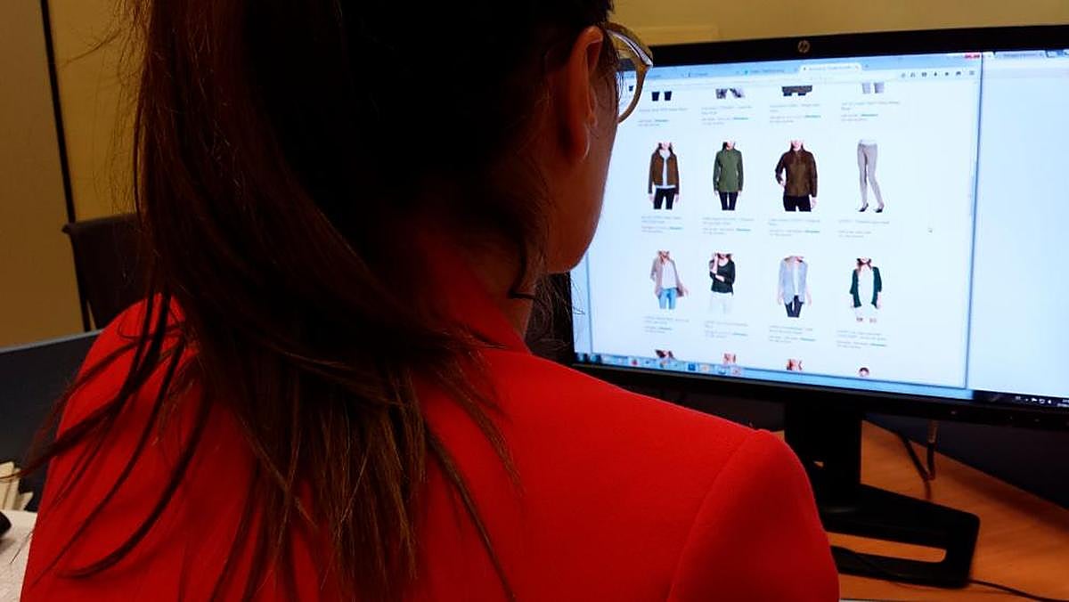 Una joven busca en una plataforma de venta online de ropa.
