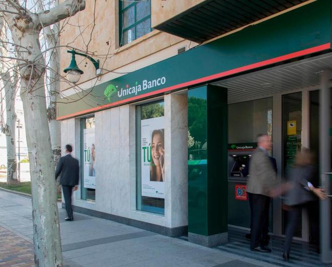 Exterior de una de las sucursales de Unicaja Banco en Salamanca.