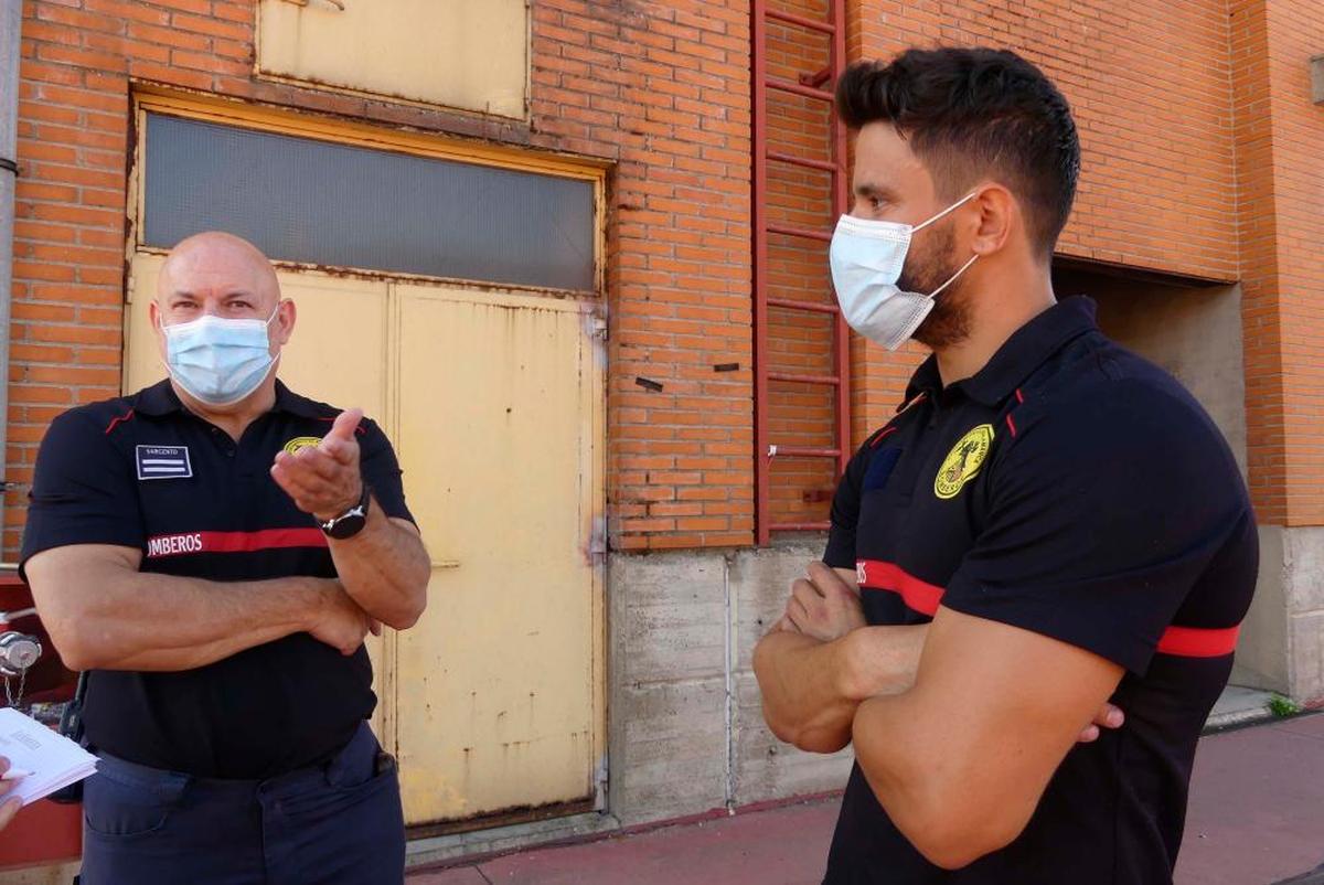 El sargento Desiderio López (izda.) con el bombero Julio Gutiérrez (dcha.).