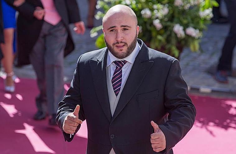 La relación entre Kiko y Anabel parece que poco a poco va a mejor, lo que ha llevado al ‘DJ’ a acompañar a su prima en el gran día de esta.