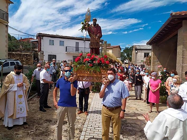 La imagen de San Ramón mientras don Pedro Calama despedía los actos religiosos en el atrio de la iglesia.