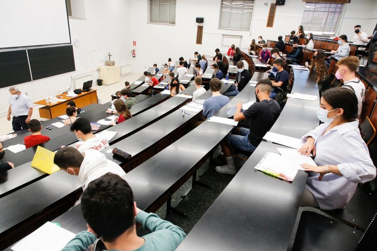 Examen de la EBAU en un aula de la Universidad el pasado junio.