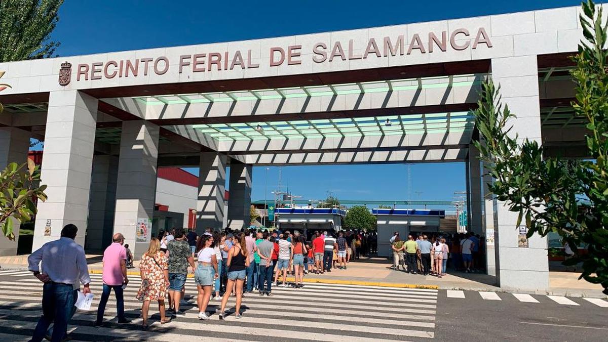 Largas colas para acceder al recinto ferial este sábado