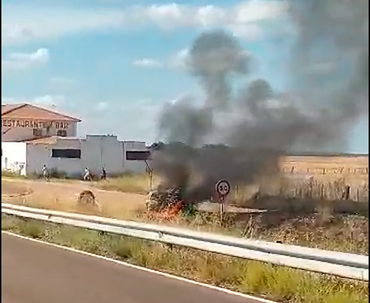 El vehículo quedó completamente calcinado. GLORIA GARCÍA