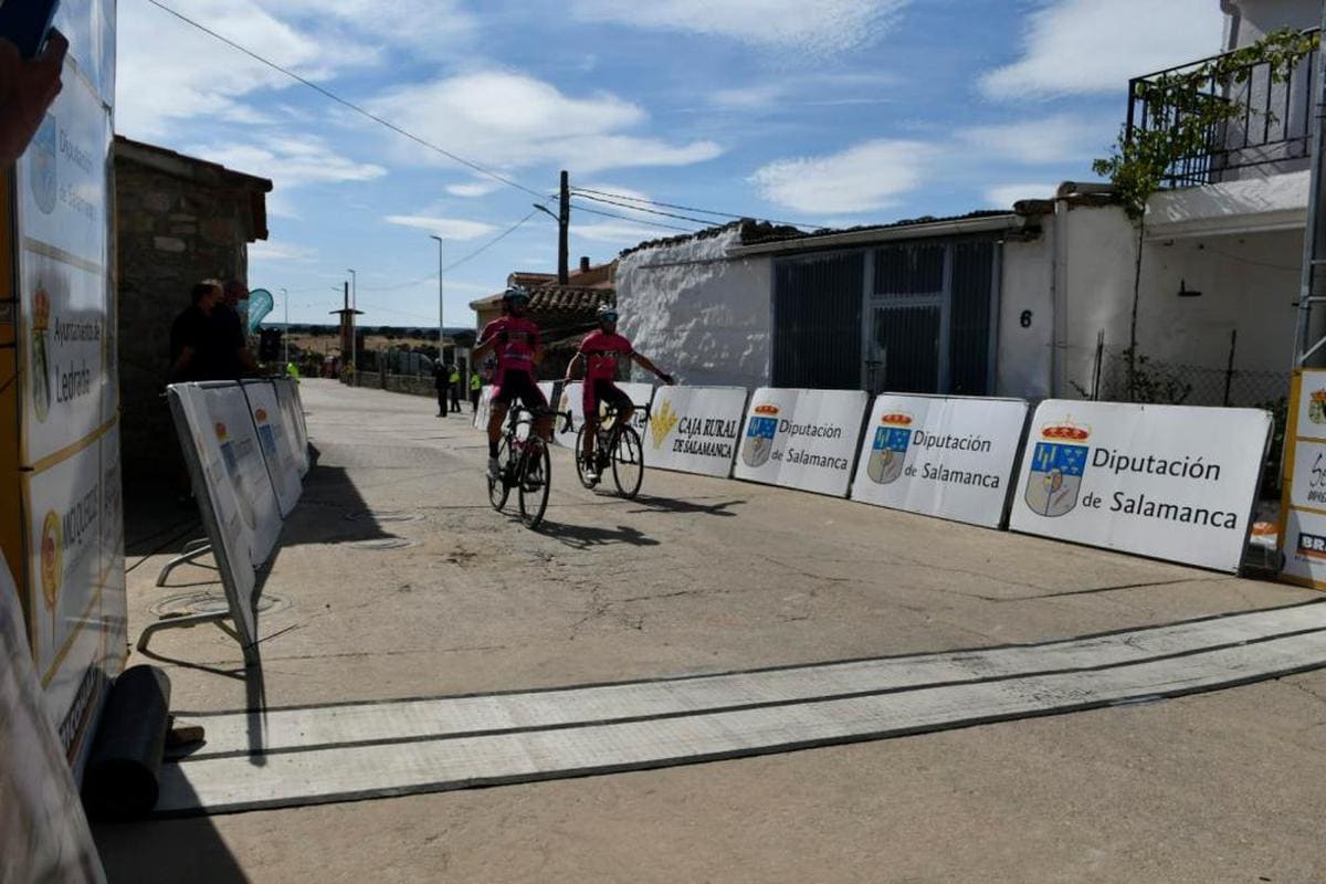 Guillermo Silva e Igor Molina, del Previley, disfrutan de su llegada en solitario a la meta de Sardón de los Frailes.