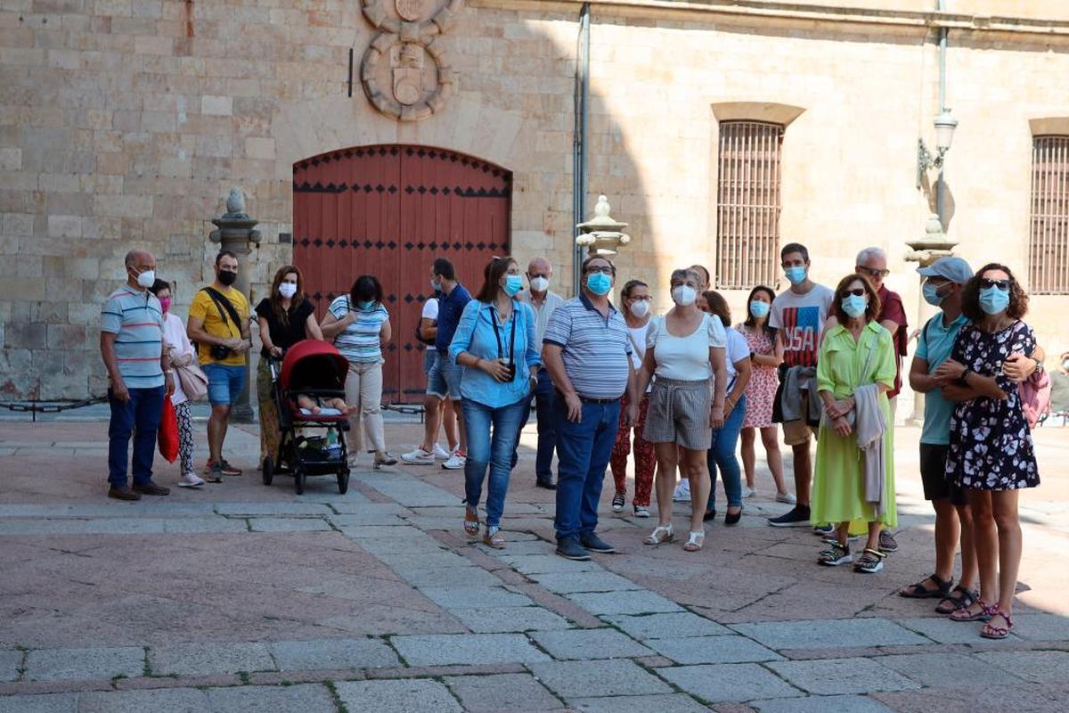 Un grupo de turistas junto a una guía, en la Catedral.