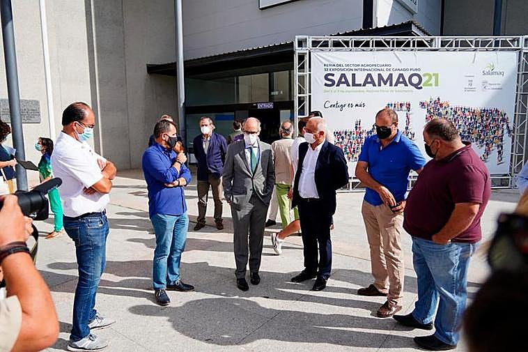 El  presidente de la Diputación y representantes de asociaciones ganaderas antes de firmar el convenio