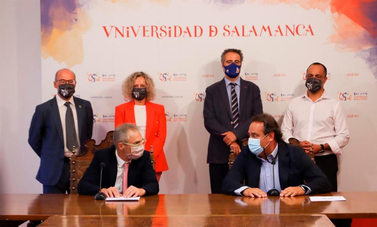 El rector de la USAL, Ricardo Rivero , y el presidente del Club Baloncesto Perfumerías Avenida, Jorge Recio, en la firma del acuerdo.