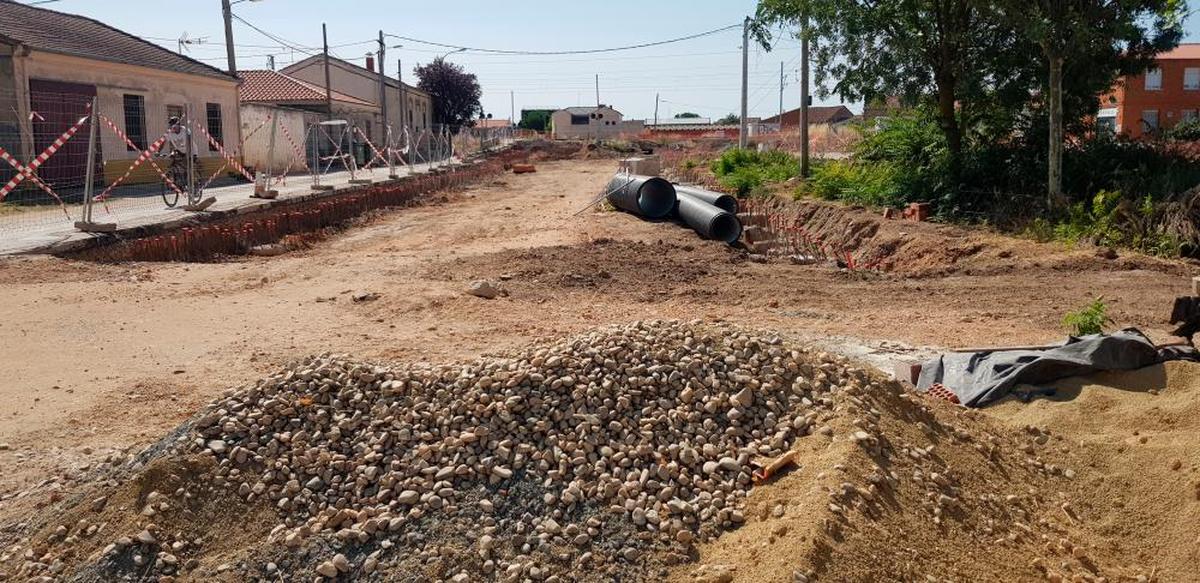 Las obras de soterramiento del paso a nivel de la entrada de Gomecello están paradas desde hace 2 meses