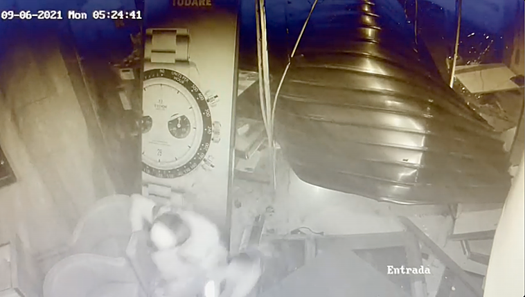 Imagen del momento en que los asaltantes se adentran en la joyería.