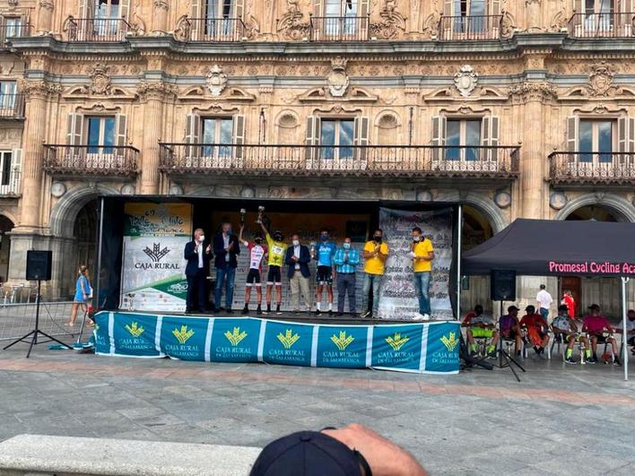 Los ganadores de la Vuelta a Salamanca en el podio de la Plaza Mayor