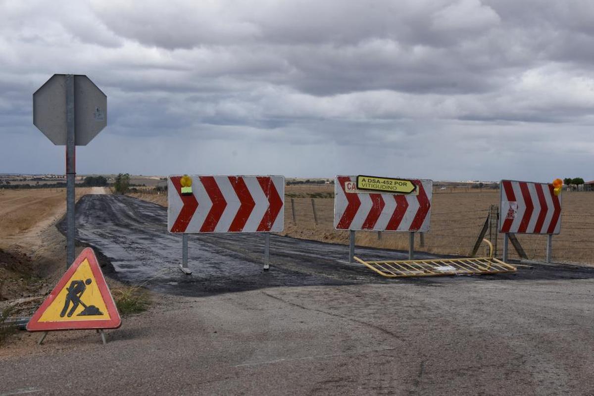 Acceso al polígono agroalimentario de Vitigudino por el Camino de Prado Redondo cerrado por las obras.