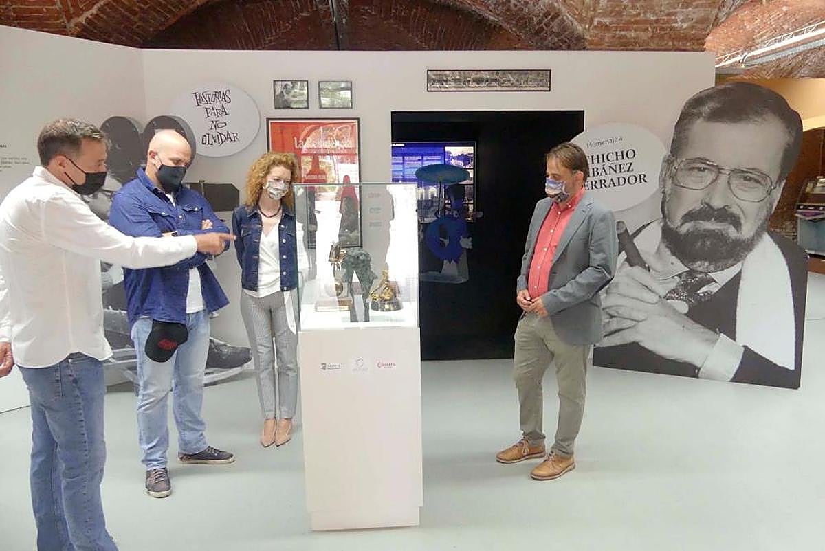 Carlos Urrutia, Alejandro Ibáñez, Ana Suárez y Fernando Castaño, en la inauguración de la muestra “Historias para no olvidar”