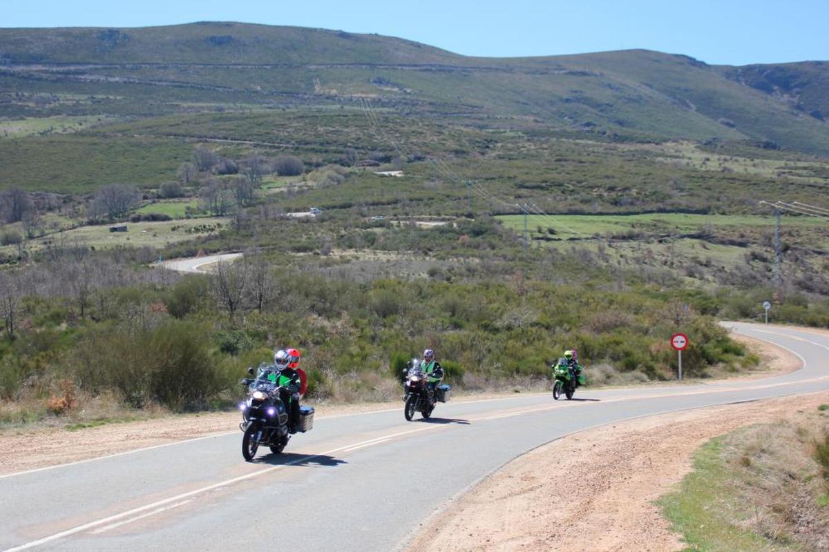 Moteros en una carretera salmantina.