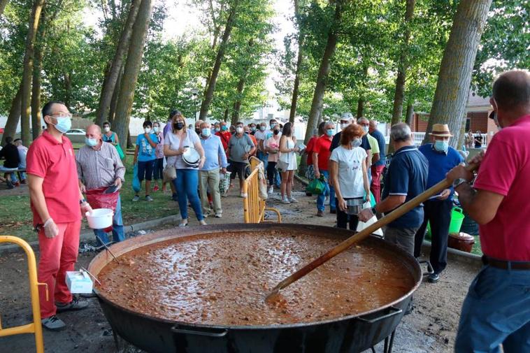 Una de las dos calderetas de carne para más de mil personas que se repartieron en la Alameda de Villoria