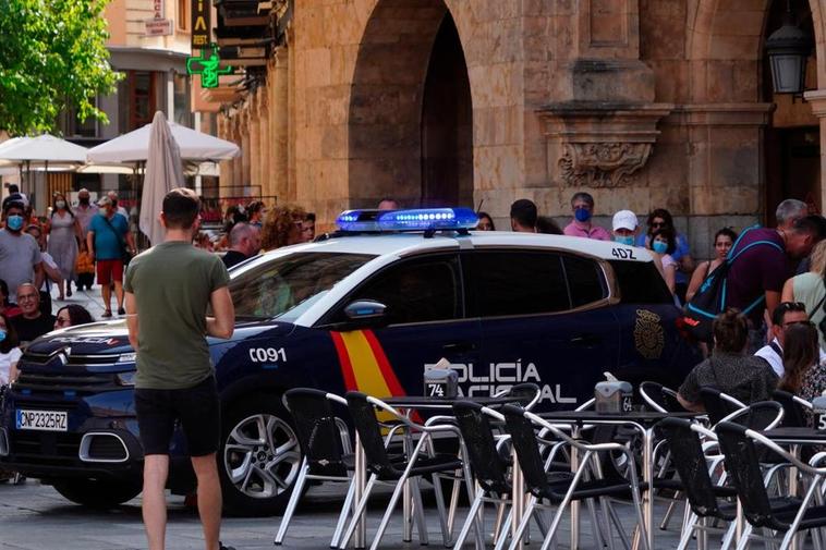 Un coche de la Policía Nacional en el centro de Salamanca.