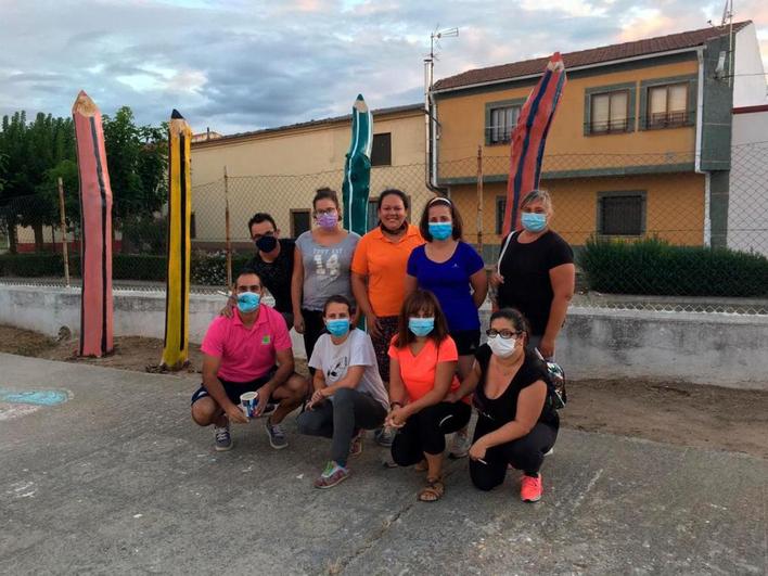 Participantes en el pintado de los originales lápices para el colegio