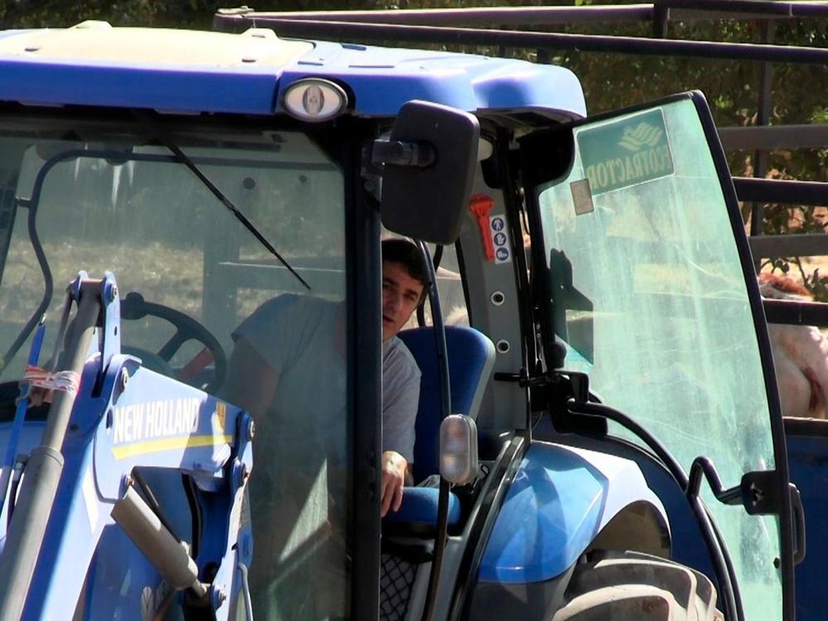 Jesulín de Ubrique, en su tractor.