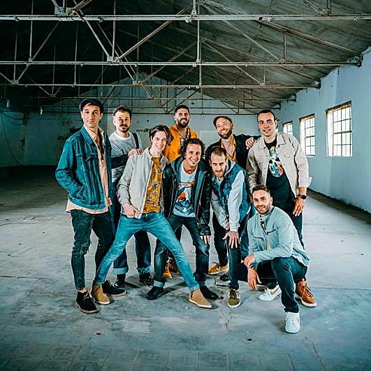 Componentes del grupo La Pegatina.