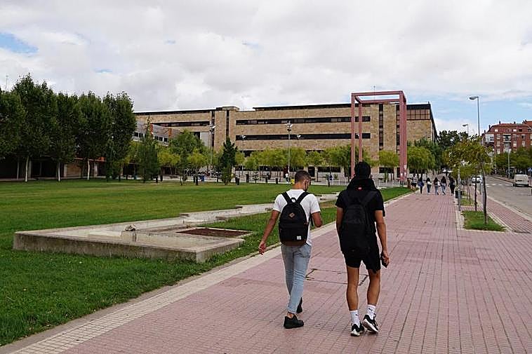 Jóvenes en el Campus Miguel de Unamuno de Salamanca.