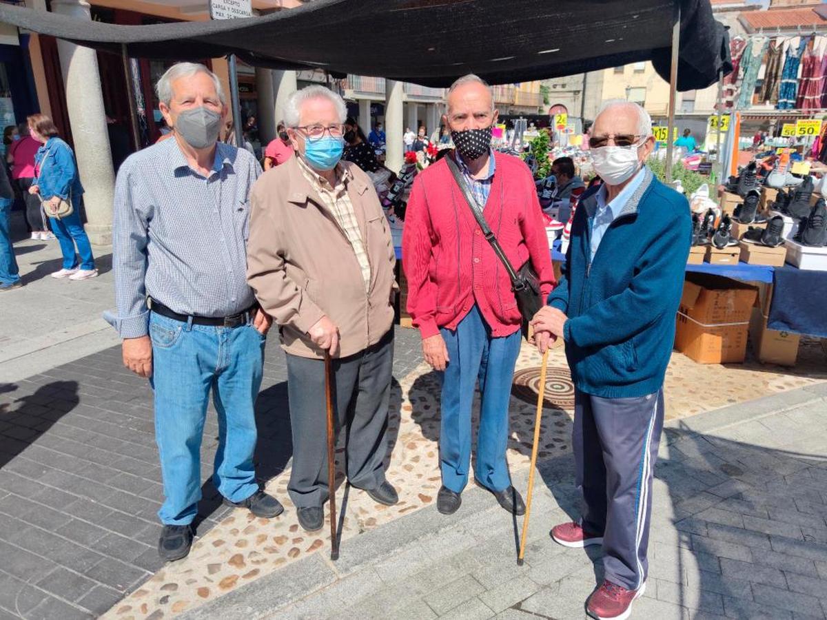 Germán, Salvador, Antolín y Román paseando ayer por el mercadillo semanal de Peñaranda.