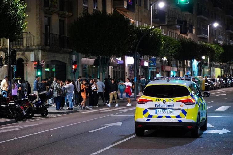 Una patrulla de la Policía Loca en la Gran Vía esta pasada madrugada.