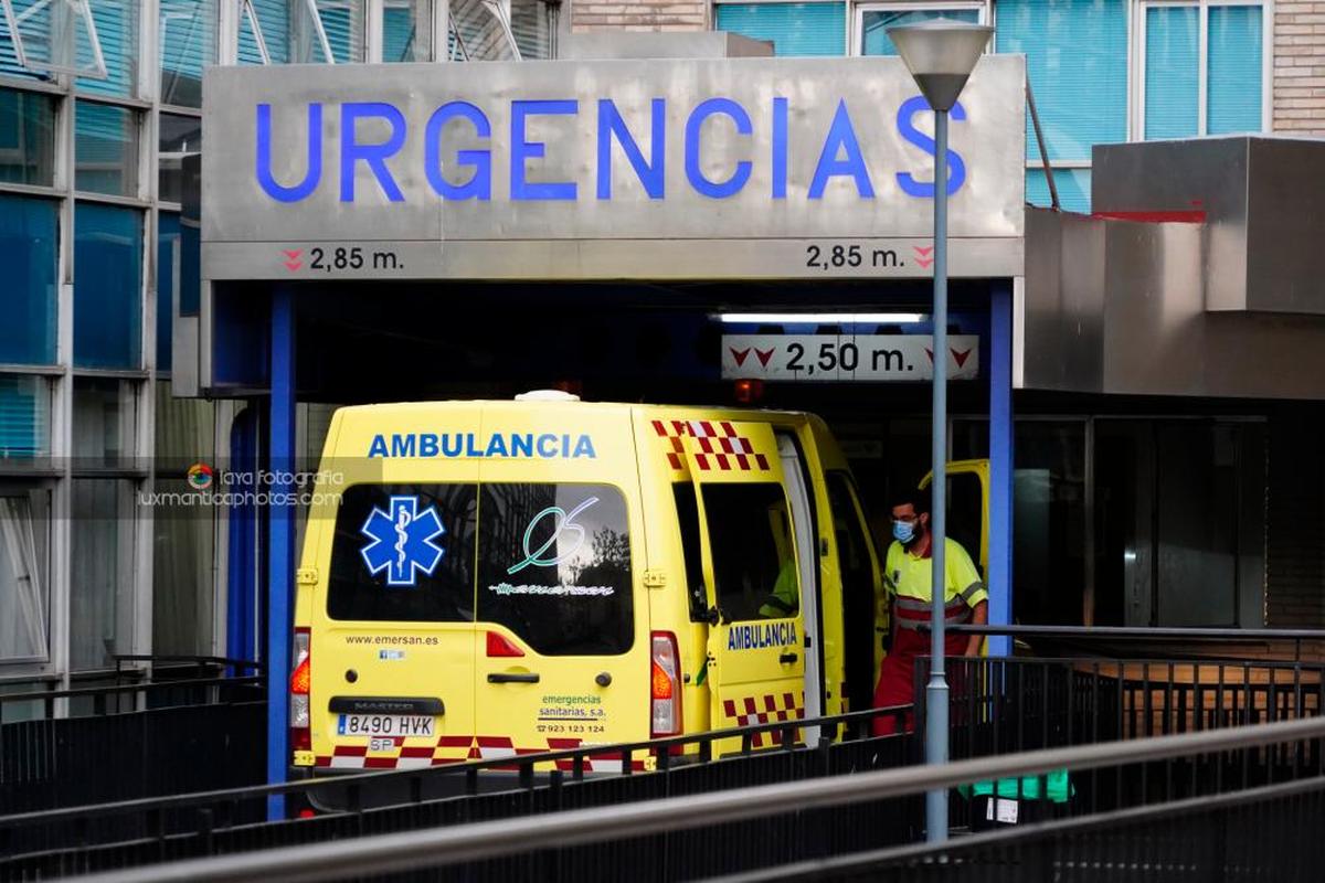 Una ambulancia en la puerta de urgencias.