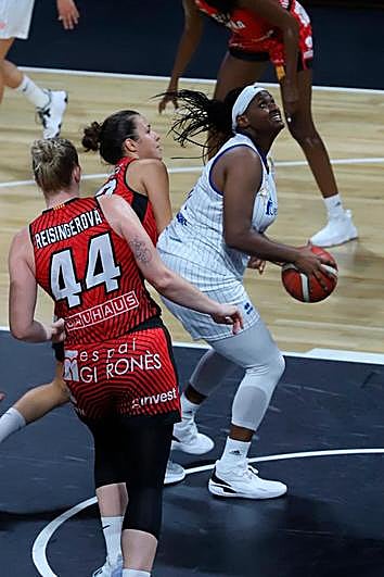Evans debajo de canasta durante el partido.